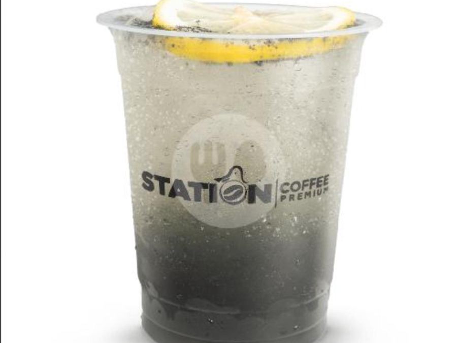 Sajian Black Lemonade di Station Coffee Premium