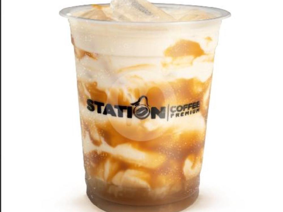 Sajian Caramel Macchiato di Station Coffee Premium