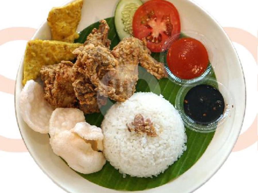 Sajian Nasi Ayam Crispy di Station Coffee Premium