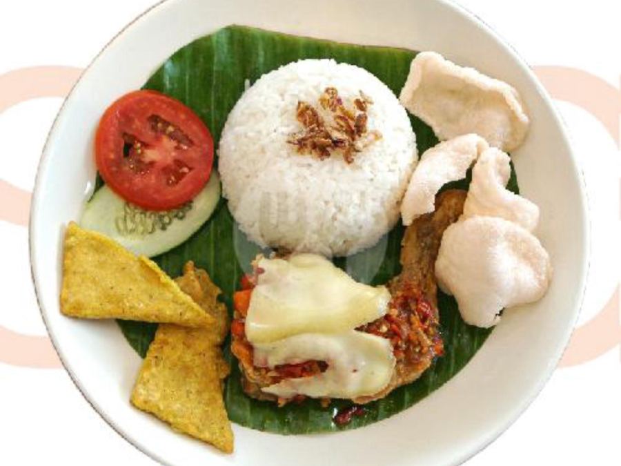 Sajian Nasi Ayam Geprek Mozzarella di Station Coffee Premium